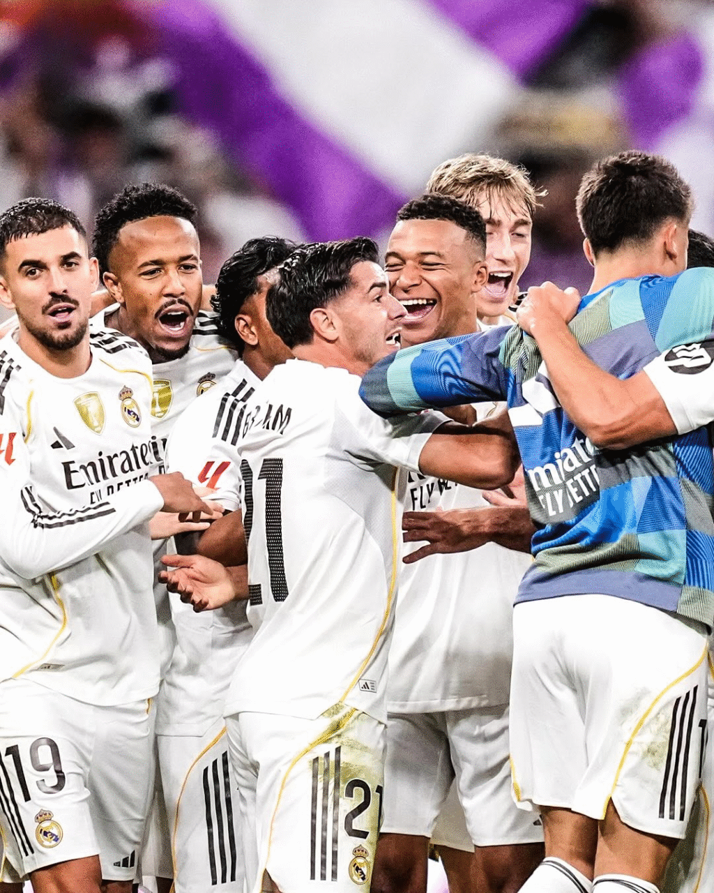 Kylian Mbappe dan Jude Bellingham merayakan kemenangan Real Madrid atas Barcelona di El Clasico 2025.