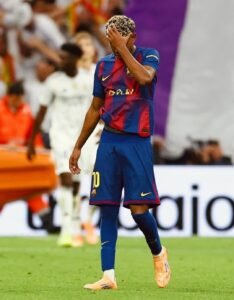 Lamine Yamal tampak frustrasi setelah gagal mencetak gol di laga El Clasico melawan Real Madrid